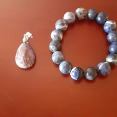チャロアイトのペンダントトップ、ソーダライトのブレスレット