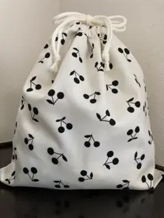 巾着袋　オフホワイト×黒さくらんぼ柄