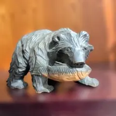 木製クマの彫刻 魚をくわえたデザイン