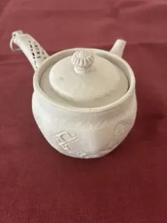 白泥 煎茶急須 透かし彫り 菊文装飾 陶製茶こし 落款あり