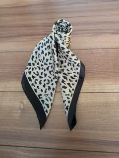 ヒョウ柄 シルク風スカーフ