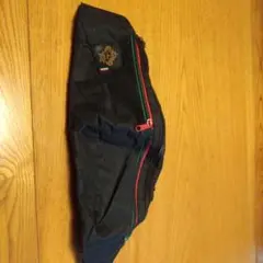 黒いショルダーバッグ 赤緑ジッパー