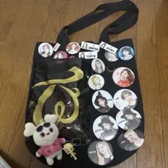 TWICE トートバッグ バッジ、ぬいぐるみチャーム付き - メルカリ