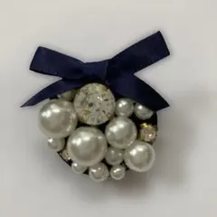 【リボンパールブローチ】ネイビー　キラキラガラス　コサージュ　アクセサリー