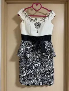 ペプラムドレス