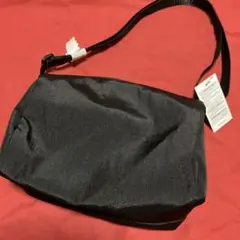 ショルダーバッグ　ブラック　ナイロン　シンプル