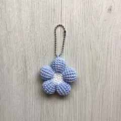 ハンドメイド 編み物 花 キーホルダー チャーム 水色 あみぐるみ ④
