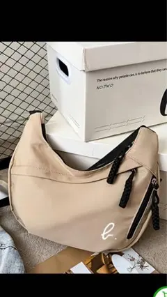 ベージュ ショルダーバッグ　b. のロゴ