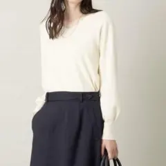 a.v.v Vネックパフスリーブニット　アイボリー