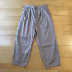 ②北欧暮らしの道具店 春いちボトム タックテーパードパンツ グレージュ