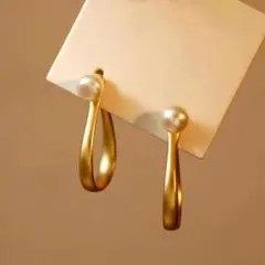 マットゴールド×パール 変形フープピアス 大人上品 韓国ファッション