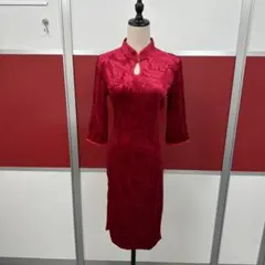 赤い刺繍入りチャイナドレス