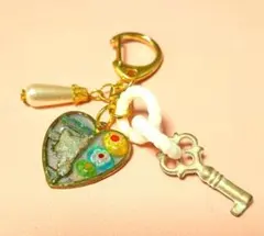 Ｗ[ハンドメイド未使用]カラフルハート型チャームとキー