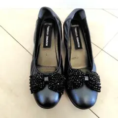 ROSARIO VITORE　ビーズリボン付き黒色パンプス