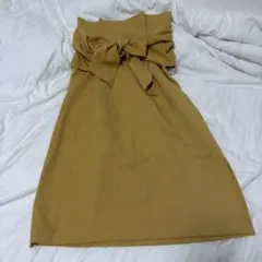 イエロー　タイトスカート