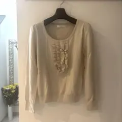 OFUON フリル付きベージュ薄手ニットのサムネイル