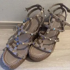 ベージュ スタッズ付き ストラップサンダル