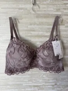 C85」トリンプ プレミアム レッドレーベル うねる水 花びら ブラジャー