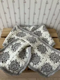 グレーとホワイトのグラニースクエアマフラー　ハンドメイド　かぎ針編み