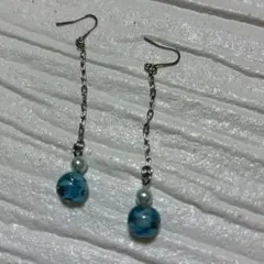 涼しげな揺れるピアス　スカイブルー