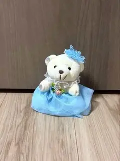 青いドレスのクマのぬいぐるみ