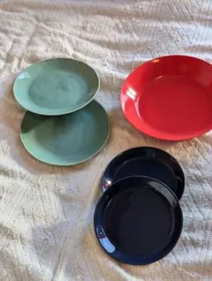 （U!!）皿 計 5枚 中皿淡い緑2枚 大皿赤1枚 小皿深青2枚