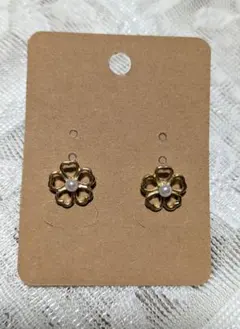 ゴールド花型パールスタッドピアス