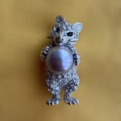 人工黒真珠のボールを持った猫の立ち姿のブローチ