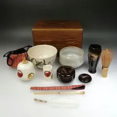 【ＧＷ特価！】京焼 手塚景雲作 染付茶碗 振出 金彩菊花茶筅立て 棗 香合 茶箱 京焼 手塚景雲作 染付茶碗 振出 金彩菊花茶筅立て 棗 香合 茶箱 - メルカリ