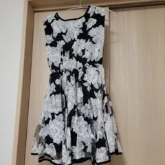 花柄ブラックノースリーブAラインワンピース
