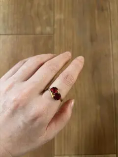 vintage ヴィンテージ　ゴールド✖️赤い石　デザインのリング　13号くらい