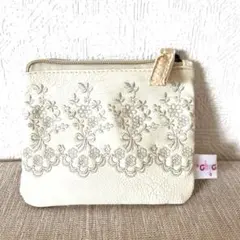 アイボリー刺繍両面ポーチ 新品未使用品