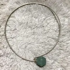 ゴールド チョーカー 緑色の石付き