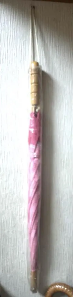 ピンクのナイロン傘