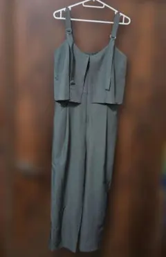 【値下げしました】タグ付きオリーブグリーン ストラップ付きジャンプスーツ