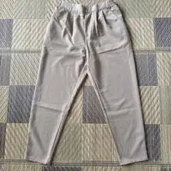 タック入りベージュサルエルパンツ　ストレッチタイプ