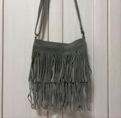 フリンジ付きグレーショルダーバッグ