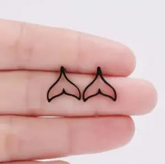 クジラの尾デザインピアス　可愛い　お洒落　個性的　カジュアル　新品　未使用