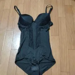 黒いレース付きボディスーツ
