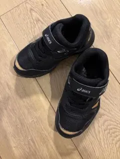 asics キッズ 16.5cm 1154A109 ブラック×ゴールド