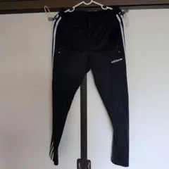 adidas トレーニングパンツ 黒 サイドストライプ 紺色に近いです。