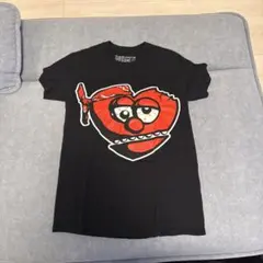 公式 セサミストリート エルモ Tシャツ 黒 JUST CHECKING IN - メルカリ