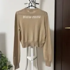 MIU MIU ベージュ ニットセーター ロゴ入り美品のサムネイル