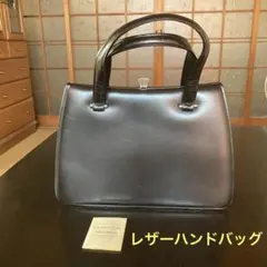 【美品】レザーハンドバッグ　黒　貝の形の留め具が可愛い♡ 本革　レディース