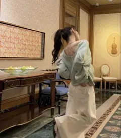 the toé Opern Off-shoulder Sweat