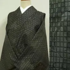 こまかな格子柄に蝶　大島紬