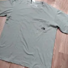 THE NORTH FACE ポケットTシャツ カーキ Mサイズのサムネイル