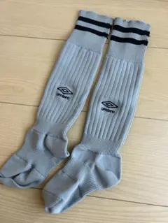 umbro グレー サッカーソックス 黒ストライプ　18〜21cm キッズ