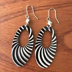 【幾何学デザイン】大ぶり フープピアス ブラック×シルバー 渦巻き模様 個性的