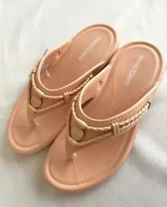 新品　MINNETONKA トングサンダル　23cm ピンク　夏のサムネイル